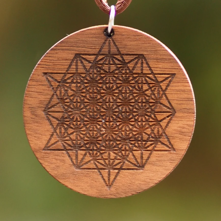 Reverso del colgante: geometría sagrada grabada